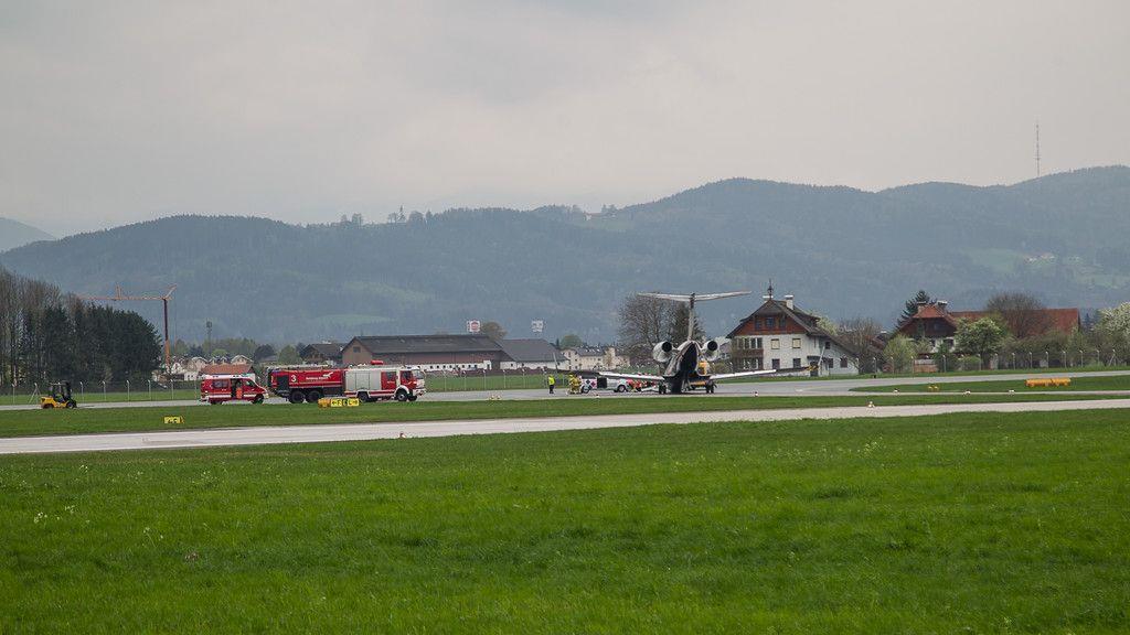 Salzburg Airport: Flugzeugfahrwerk knickt nach Rücklandung ein