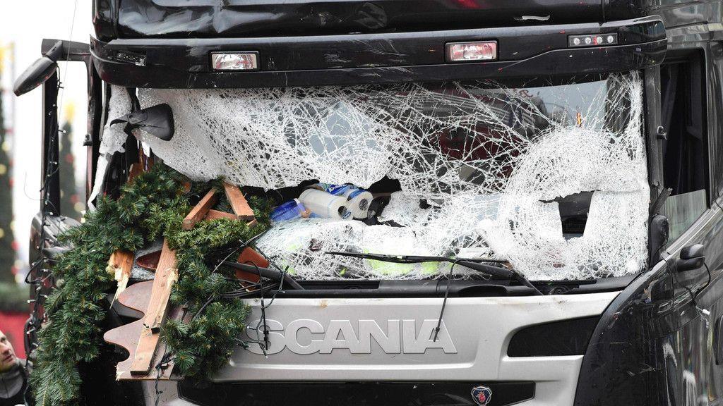 Lkw rast in Weihnachtsmarkt: Spurensicherung