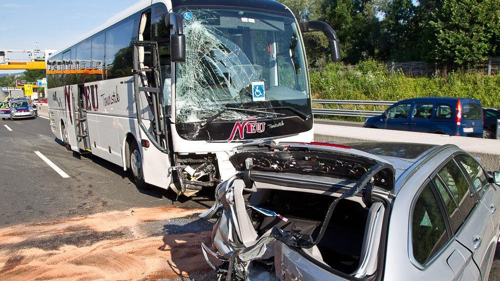 Unfall mit Pkw und zwei Bussen bei Anschlussstelle Hagenau