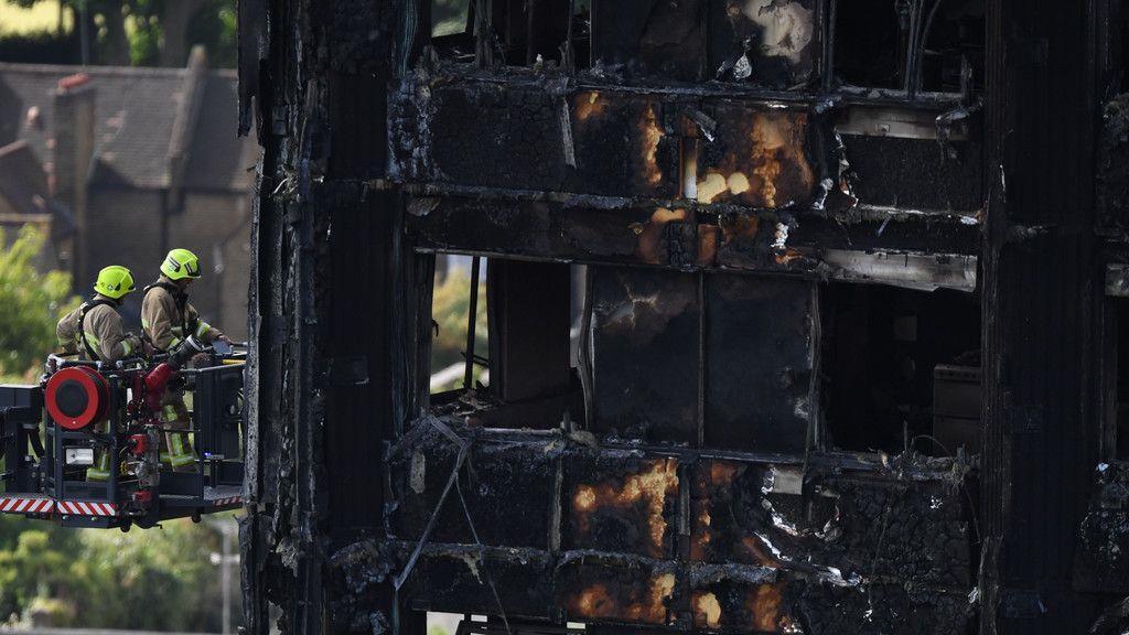 Brand in Londoner Hochhaus: Tiefe Trauer, Einsatz geht weiter