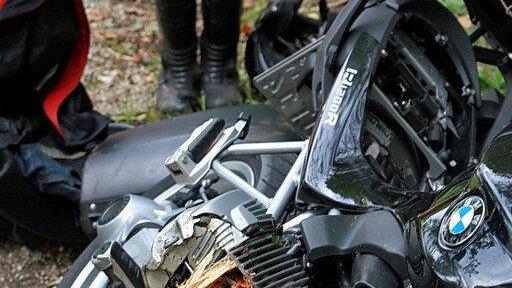 Biker prallt in Baum