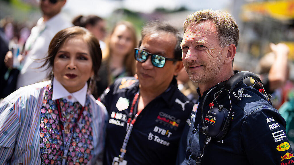 Christian Horner (r.) mit Chalerm Yoovidhya und dessen Frau