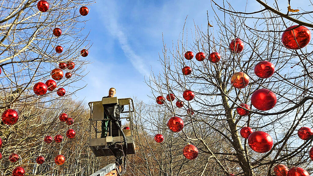 Aufbau des Plainer Christkindlmarkts in Bergheim