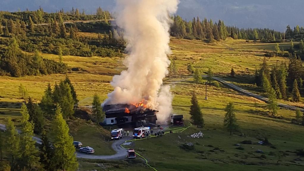 Großbrand auf Aualm in Forstau