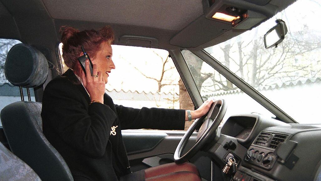 Das Handy am Steuer kostete 33 Pkw-Lenkern einige Euros.