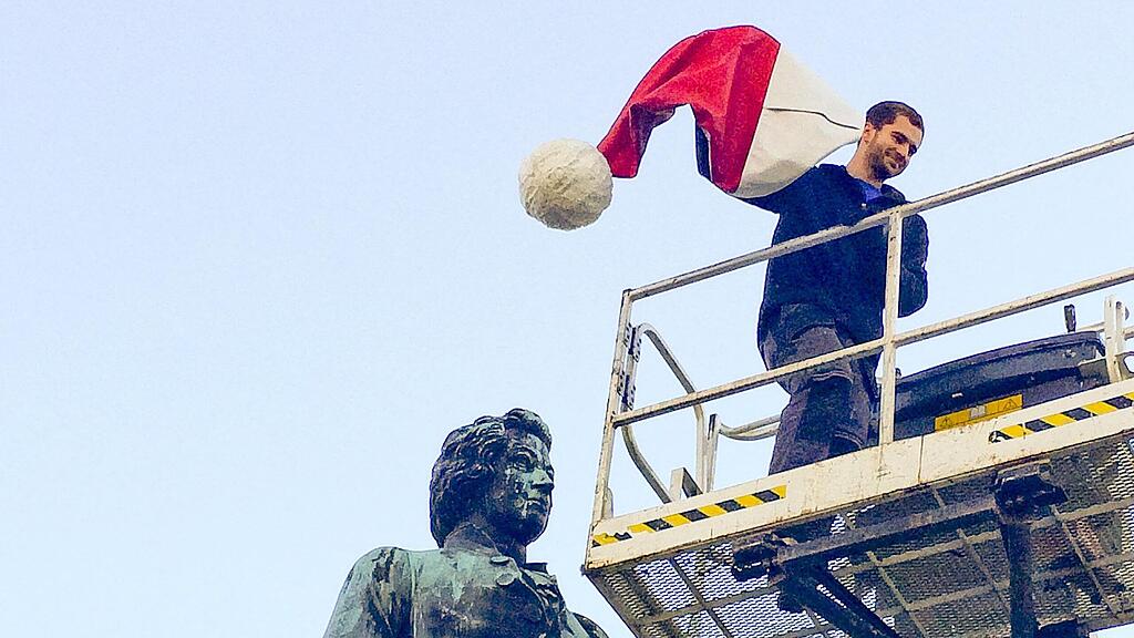 Die Mütze wurde bereits von der Statue entfernt.