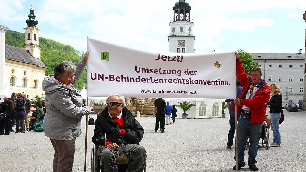Menschenkette am Residenzplatz