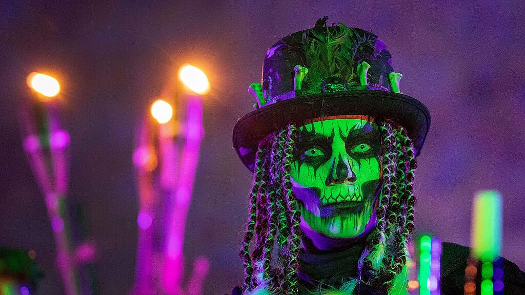 SB, Halloween