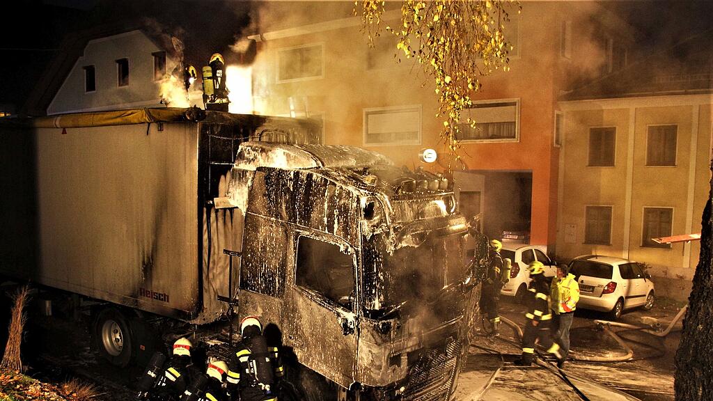 Zwei Feuerwehren standen am Donnerstag um 6 Uhr mitten im Ortszentrum von Frankenmarkt im Einsatz.