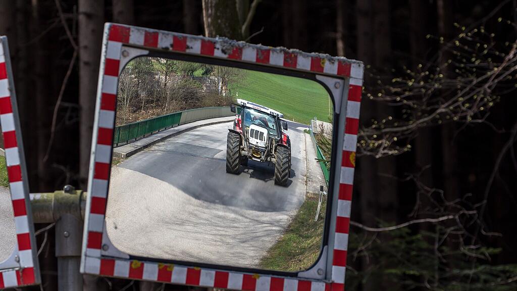 Der Traktorfahrer kam aus noch unbekannter Ursache von der Straße ab.