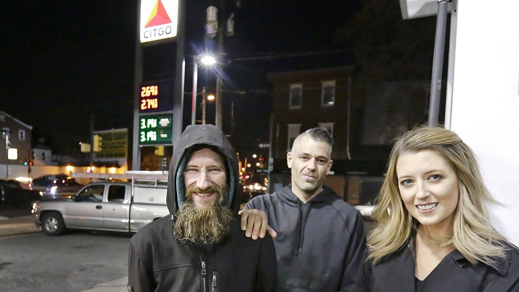 Im Bild (v.li.): Johnny Bobbitt Jr., Kates Freund Mark D'Amico und Kate McClure.