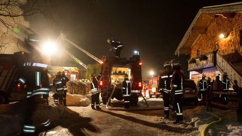 Über 150 Einsatzkräfte versuchten den Brand in den Griff zu bekommen.