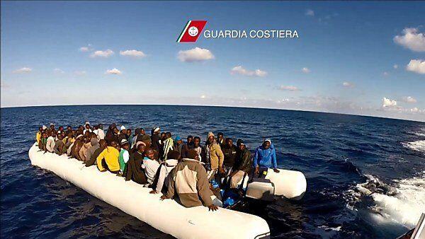 Die Küstenwache bringt immer wieder Flüchtlinge in Sicherheit