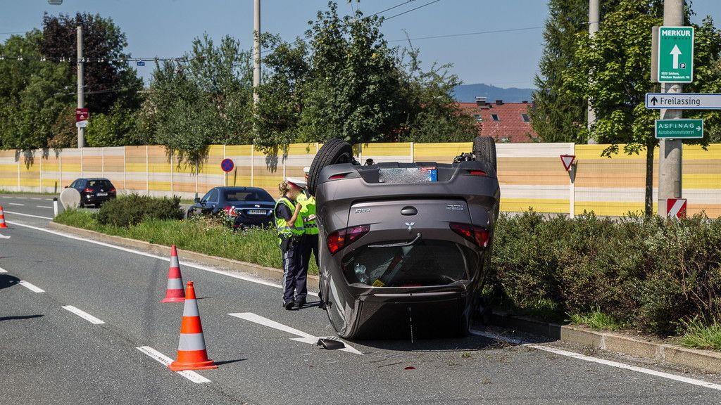 Pkw-Überschlag in der Münchner Bundesstraße