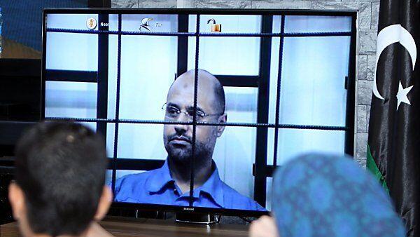 Journalisten beobachten Saif al-Islam am Monitor