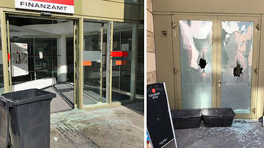 Der Eingangsbereich des Finanzamtes wurde verwüstet.