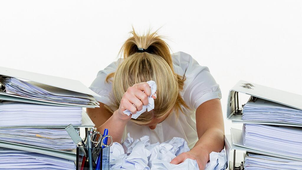 Immer mehr Menschen kommen mit dem Stress im Job nicht mehr zurecht.