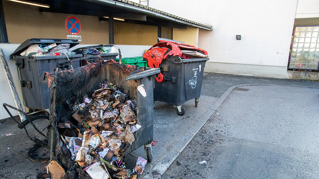 M\u00fclleimer gesprengt und Altpapiercontainer in Brand gesetzt