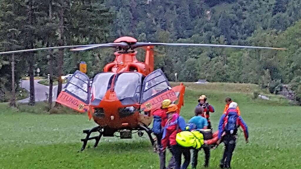 Der 70-Jährige ist mit dem Hubschrauber ins Krankenhaus gebracht worden.