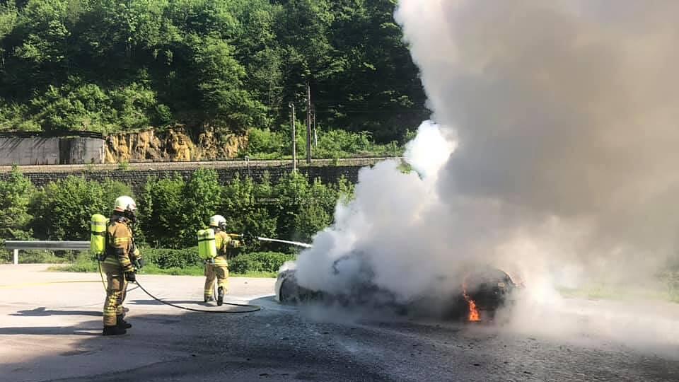 Auto in Vollbrand