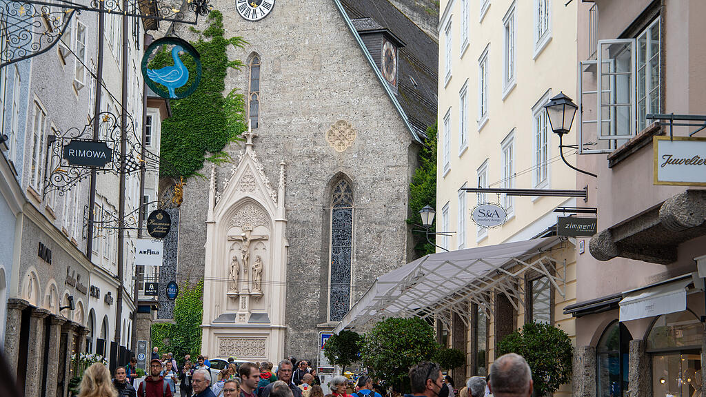 Touristen in Salzburger Altstadt