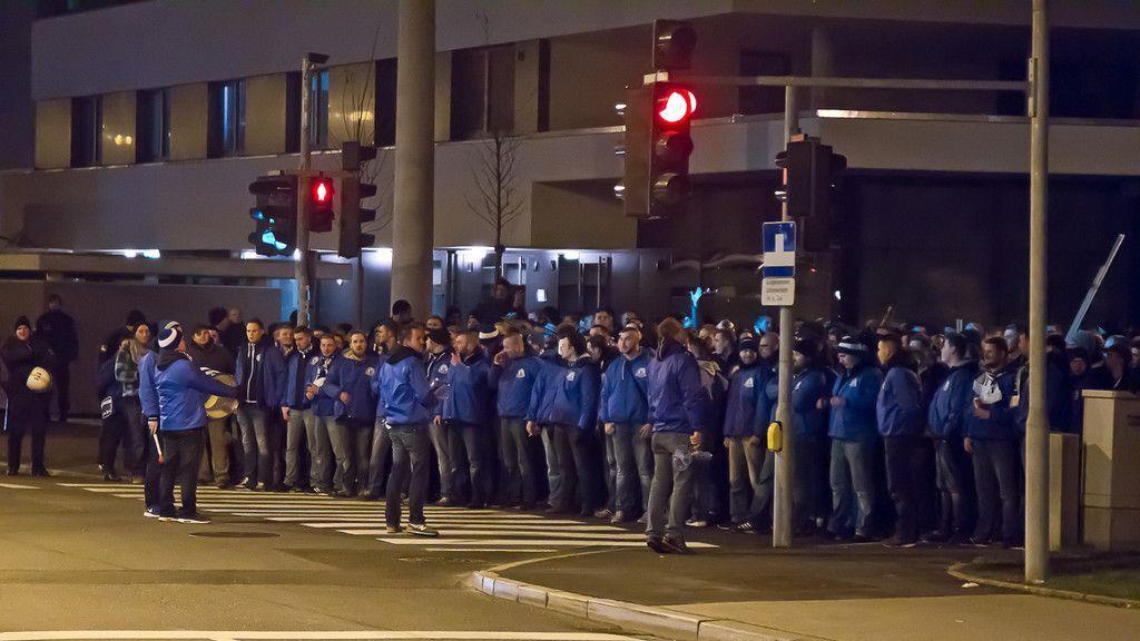 Schalke-Fanmarsch in Salzburg: Anhänger geraten in Rage