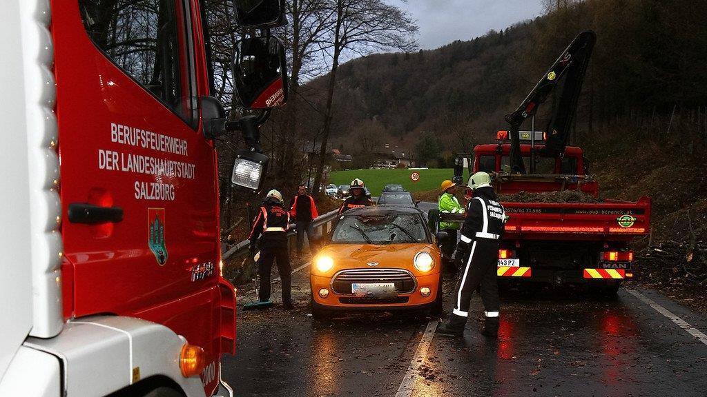 B158: Baum stürzt auf Auto