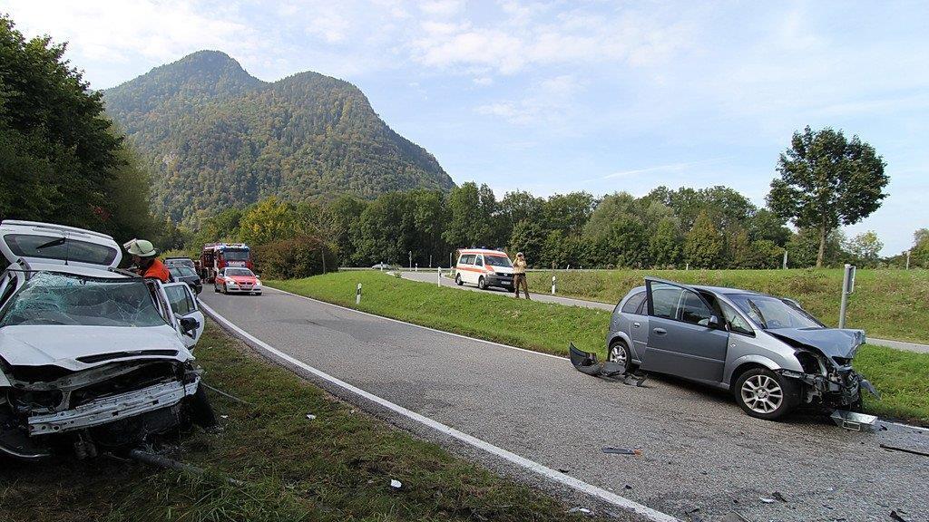 Trümmerfeld nach Frontalcrash