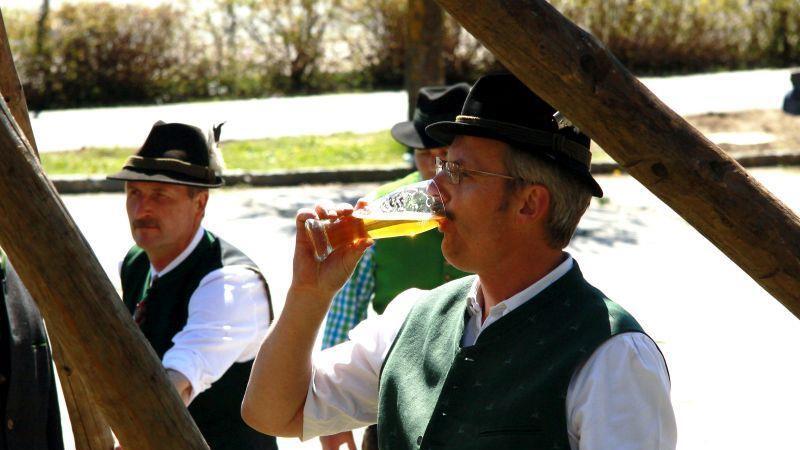 Maibaumaufstellen in Hof