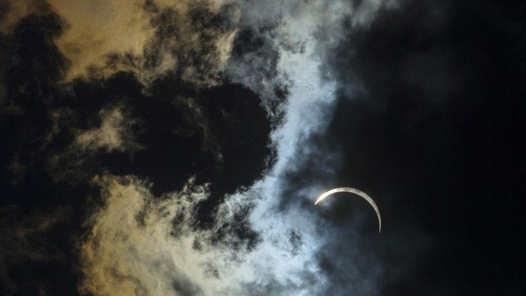 Menschen von Sonnenfinsternis fasziniert