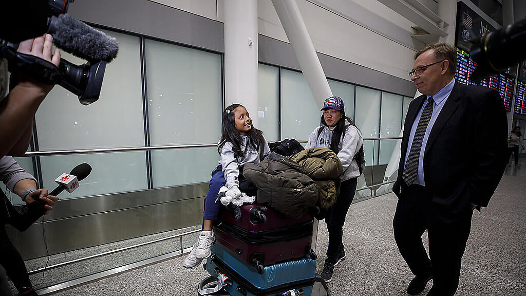 Vanessa Rodel mit ihrer Tochter am Flughafen von Toronto