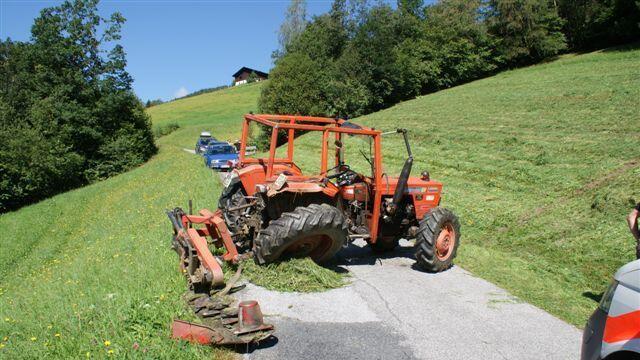 Der Landwirt wurde bei dem Überschlag aus dem Traktor geschleudert.
