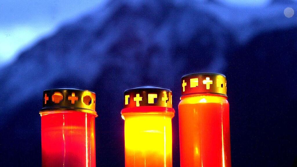 Kerzen zum Gedenken der Opfer in Kaprun