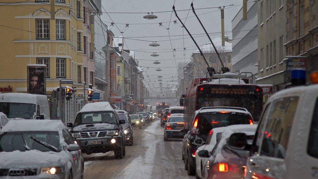 Schnee sorgt für Unfälle und Verkehrschaos: Schneefahrbahn in der Stadt Salzburg