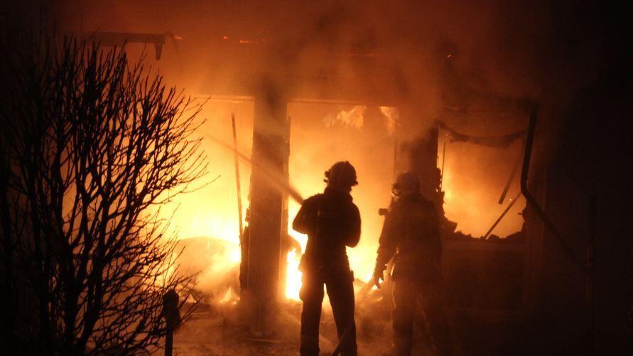 Die Feuerwehr konnte den Brand schnell löschen. Der 19-jährige Brandstifter sitzt mittlerweile in Haft.