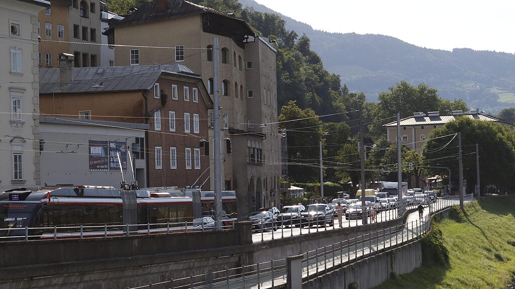 Klebe-Blockade auf Staatsbrücke