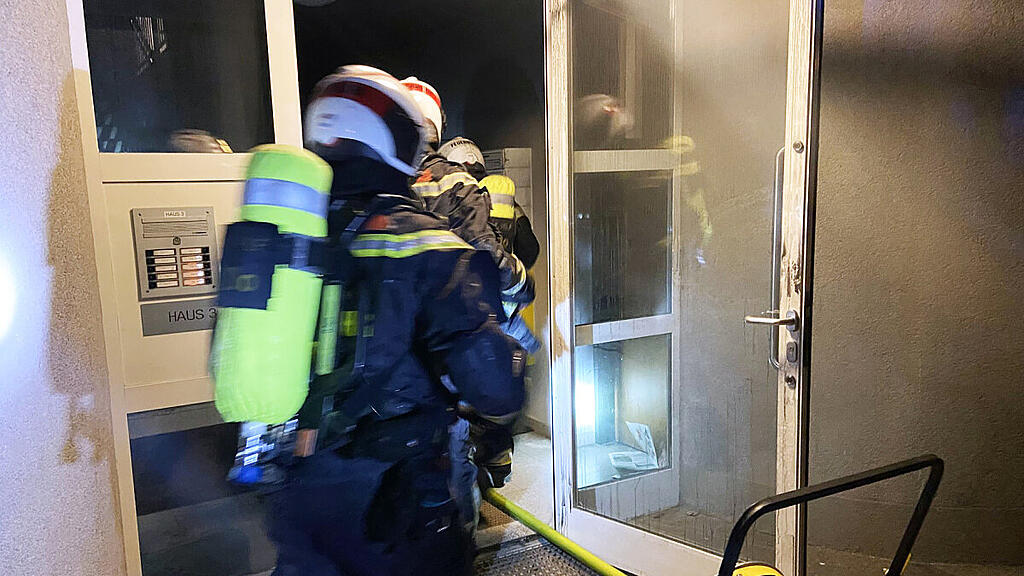 Die Berufsfeuerwehr war mit acht Fahrzeugen im Einsatz