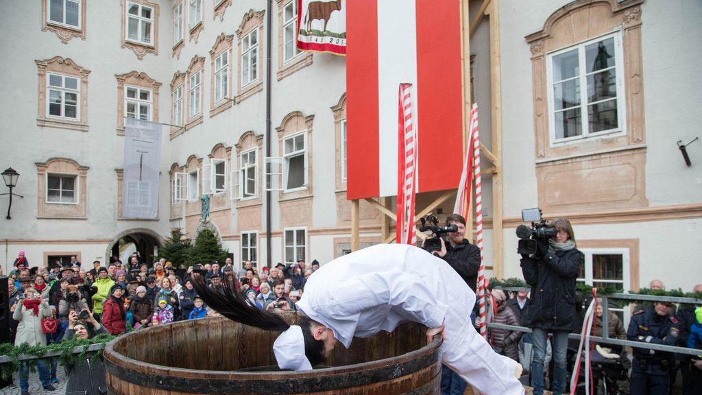 Traditioneller Metzgersprung in Salzburg
