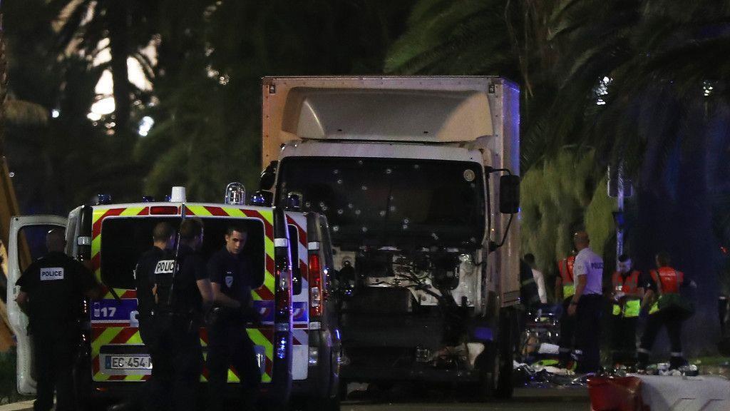 Lkw rast in  Nizza in Menschenmenge