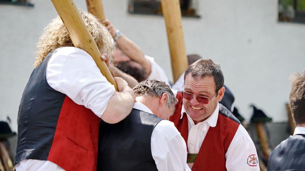 Maibaumaufstellen in Leopoldskron