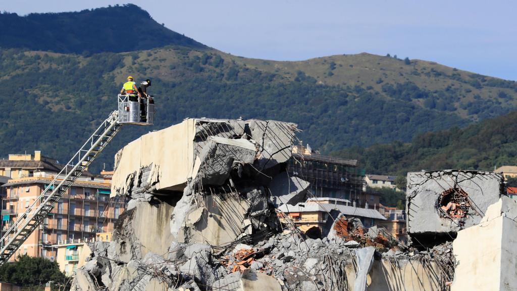 Autobahnbr\u00fccke st\u00fcrzt in Genua ein II