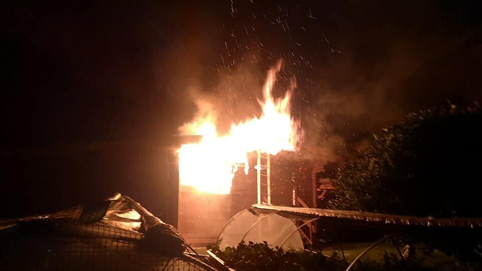 Gartenhütte in Brand