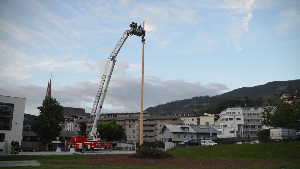 Sturm knickt Maibaum in St. Johann im Pongau