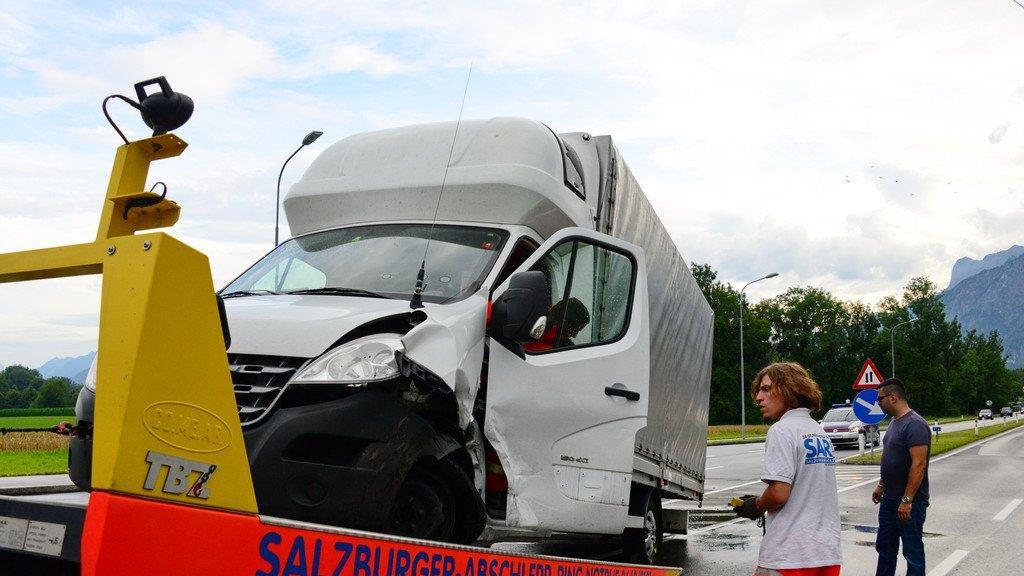 Anif: Lkw kracht in Taxi