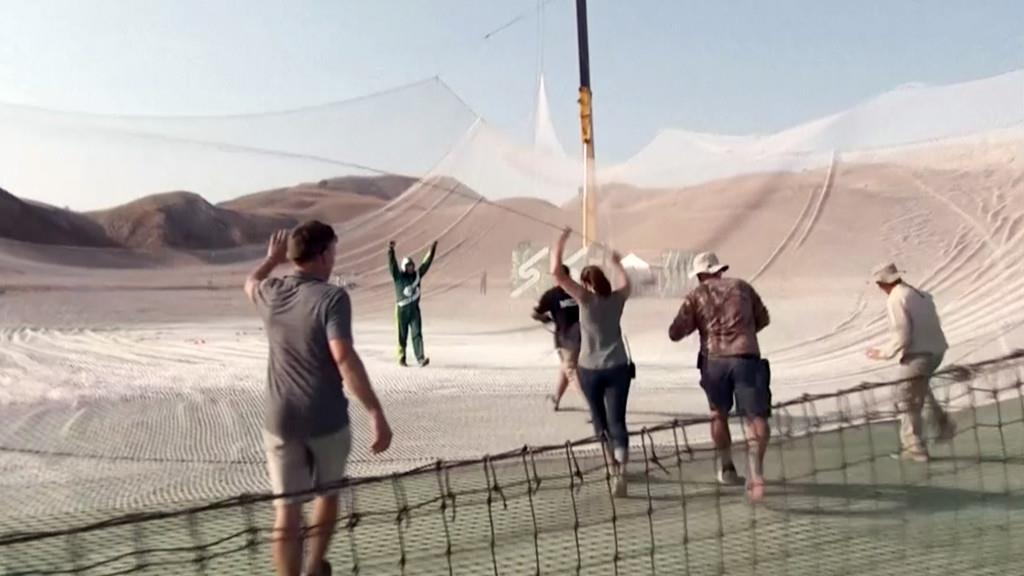 Skydiver springt aus 7.600 Meter Höhe ohne Schirm