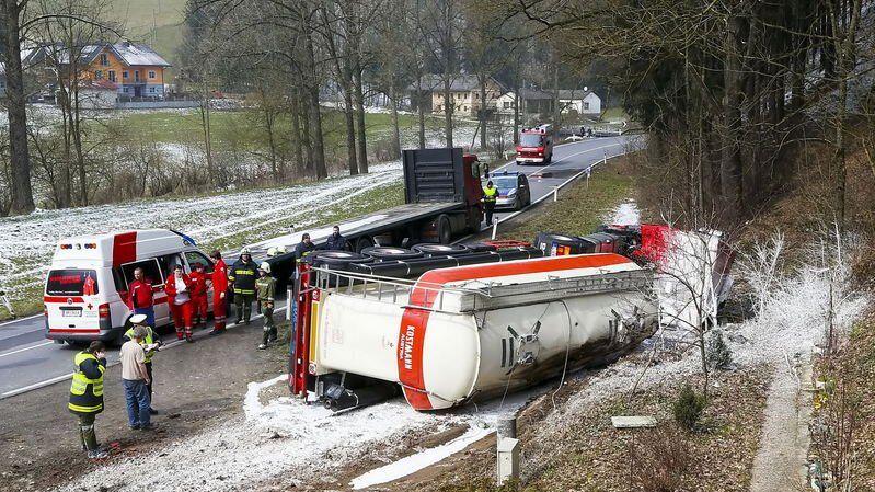 Die Flüssigkreide verteilte sich über die gesamte Unfallstelle.