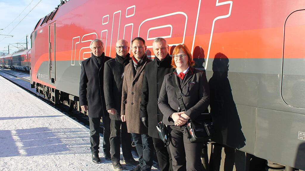 Im Bild (v.l.): Bürgermeister a.D. Emmerich Riesner, Leiter Regionalmanagement Salzburg Christian Spanner, Bürgermeister Adi Rieger, LAbg. Josef Schöchl und eine Railjet-Mitarbeiterin.