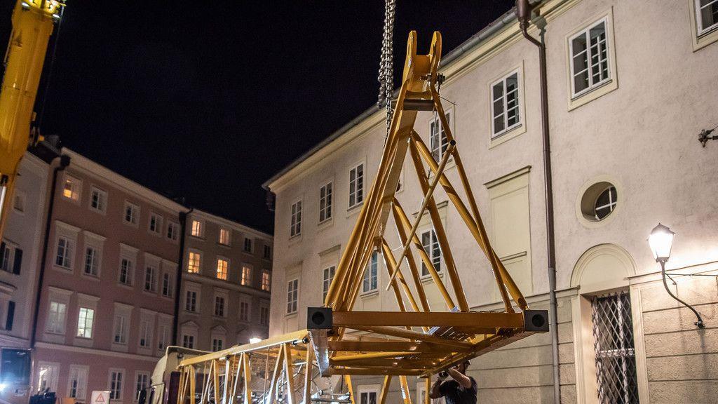 Goldener Hirsch: Spezialkran errichtet