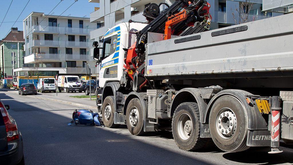 Moped crasht in Lkw