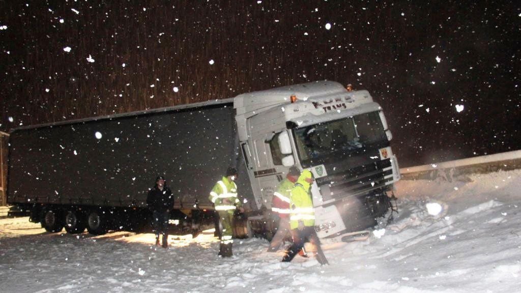 Der Sattelschlepper kam quer über der A10 zum Stehen.